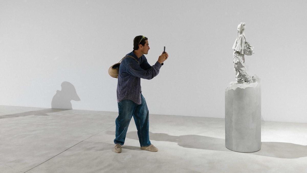 Bei der Finissage der Ausstellung von Alejandro Monge (hier ein Bild der Eröffnung) kreiert ein bekannter DJ passende Sounds.
