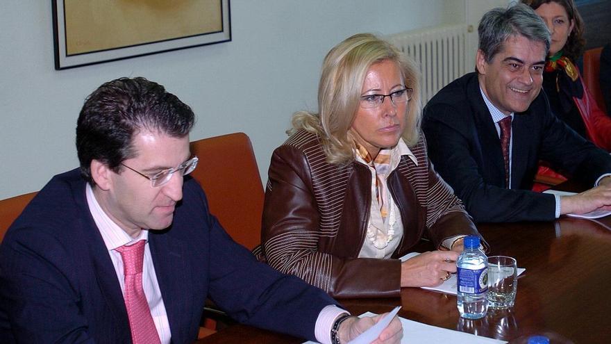 De izq. a dcha., Alberto Núñez Feijóo, Corina Porro y Francisco López Peña, el día que se creó el Consorcio.
