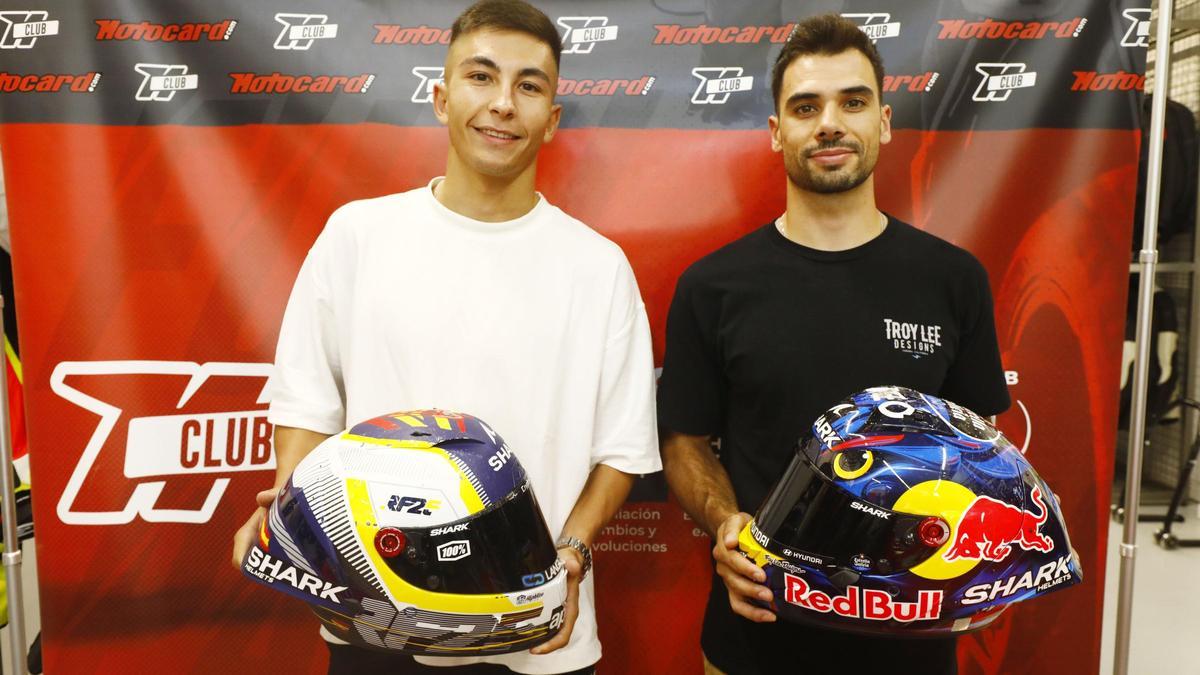 Raúl Fernández y Miguel Oliveira posan con sus respectivos cascos, en Zaragoza