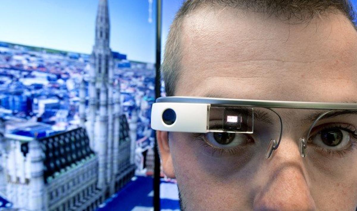 Un home amb les Google Glass a la seu de Google a Bèlgica.