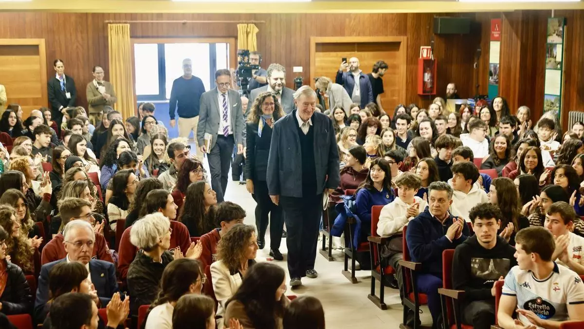 VÍDEO: Julian Barnes, acerca la literatura a los estudiantes asturianos: "Encontraba en los libros más verdad que en la vida que estaba viviendo"