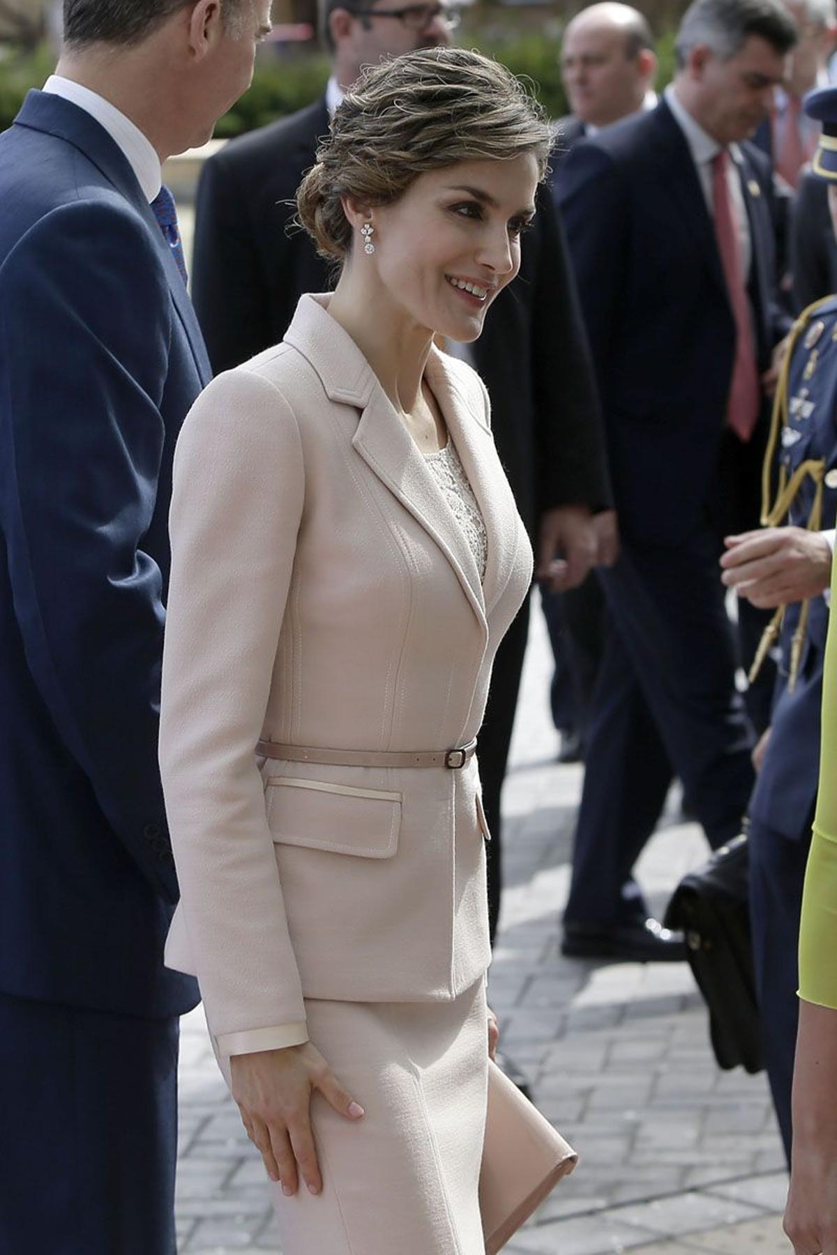 Letizia Ortiz con traje dos piezas de color rosa empolvado de Felipe Varela en Puerto Rico