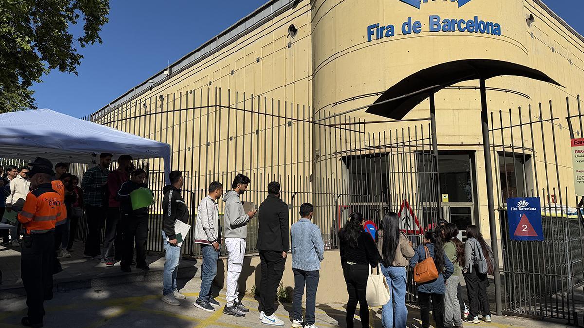Colas el primer día de asesoramiento para la regularización extraordinaria en la Fira de Montjuïc