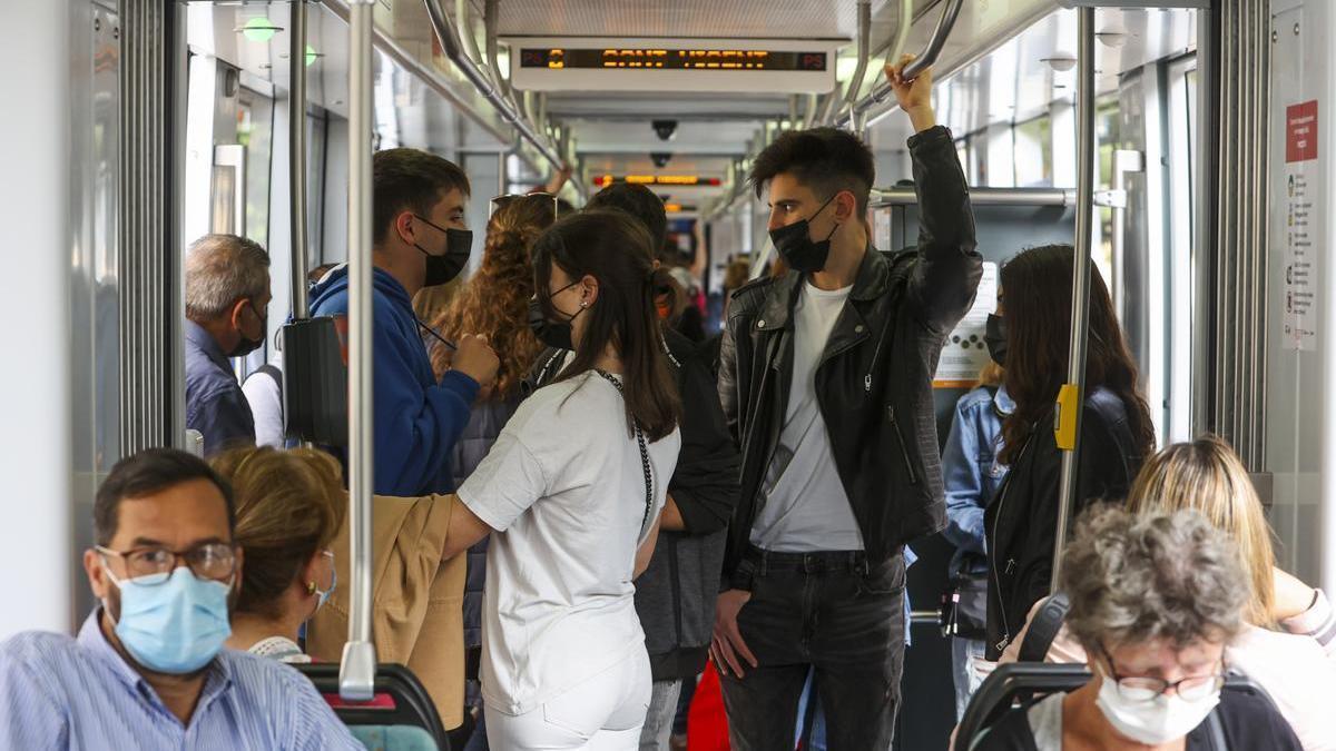 Viajeros en transporte público con la mascarillas