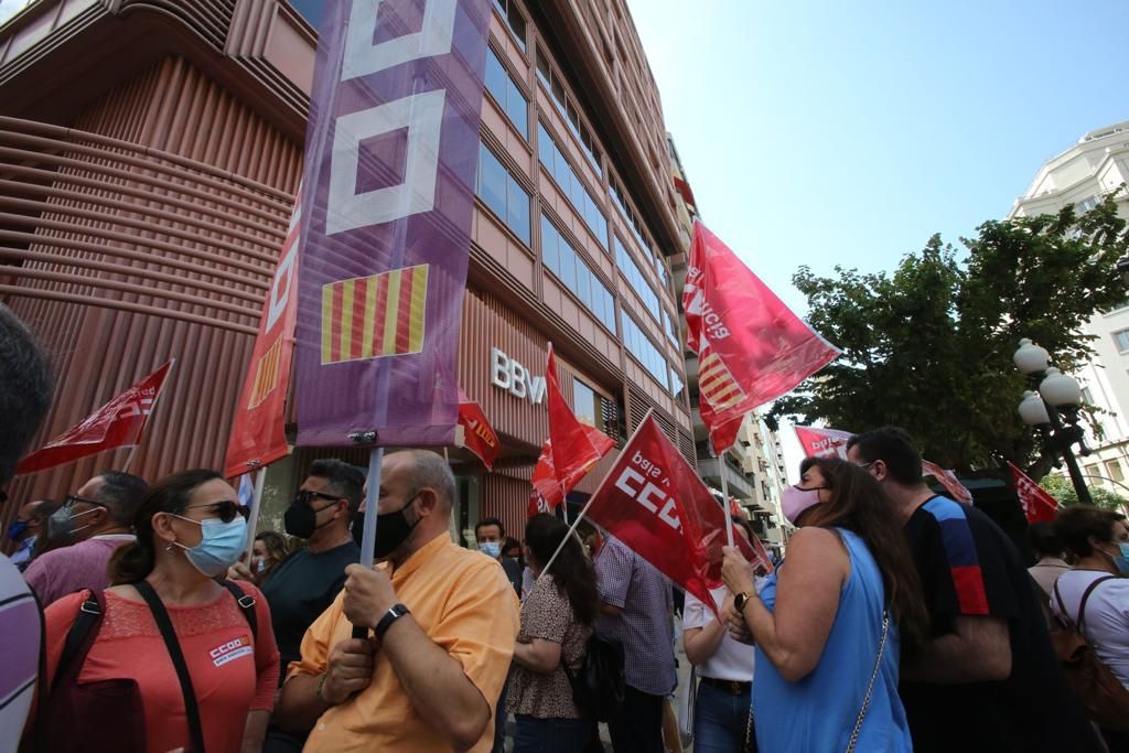 Trabajadores y sindicatos del BBVA protestan en Alicante contra el ERE