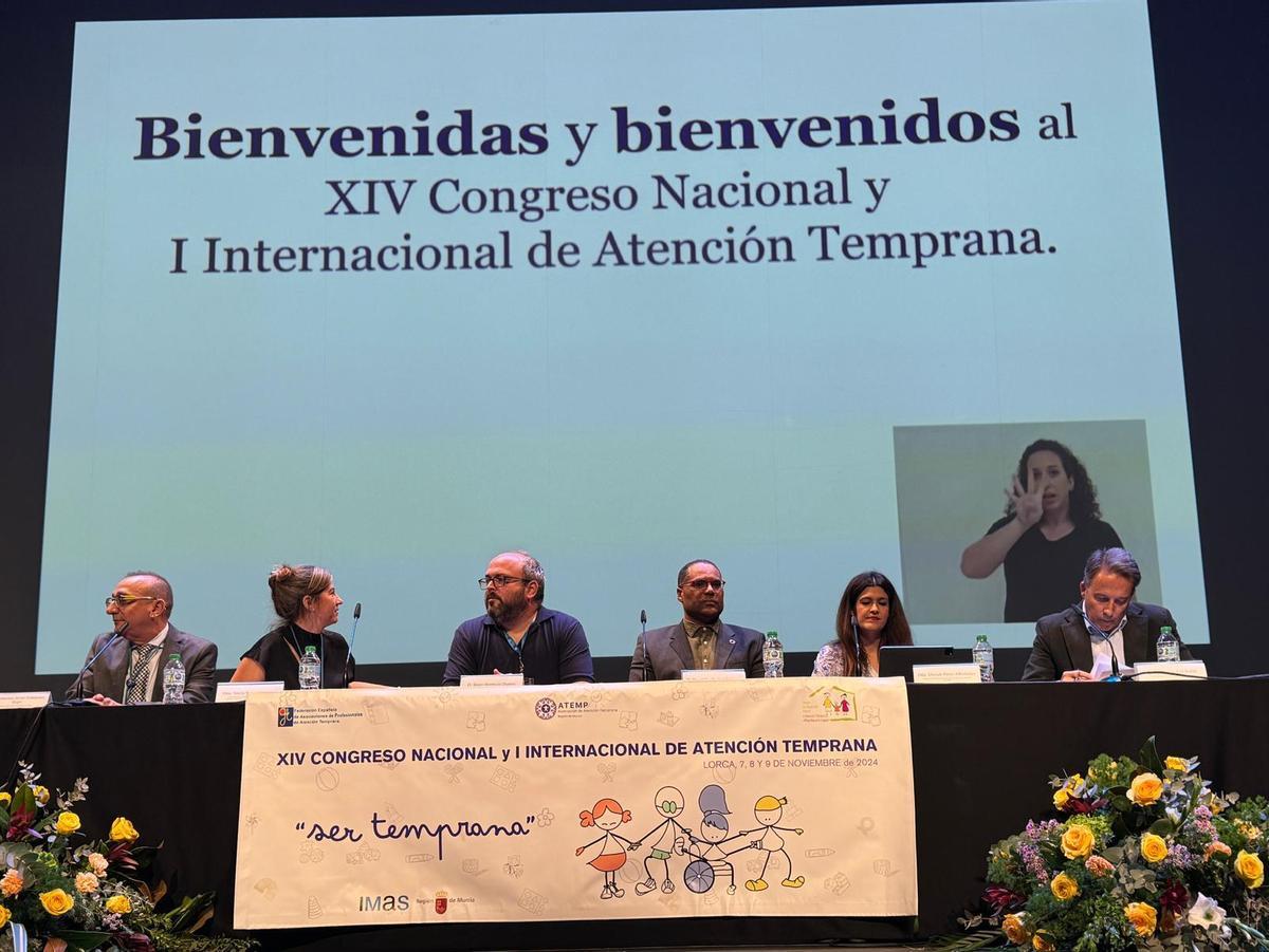 La directora general de Discapacidad, Miriam Pérez, (2ª der.) durante el congreso.