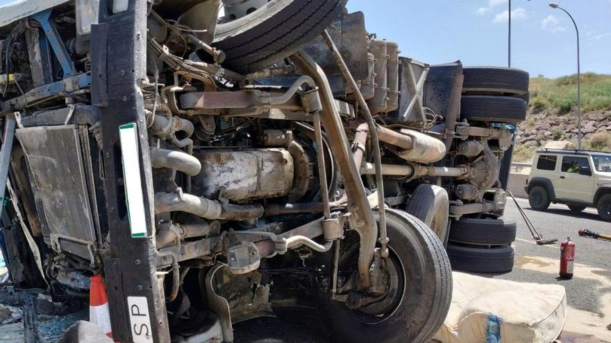Camión volcado en la A-7, a la altura de Ciudad Jardín