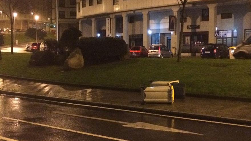 Contenedores arrasados por el viento durante la madrugada en el barrio de Os Rosales, en A Coruña.