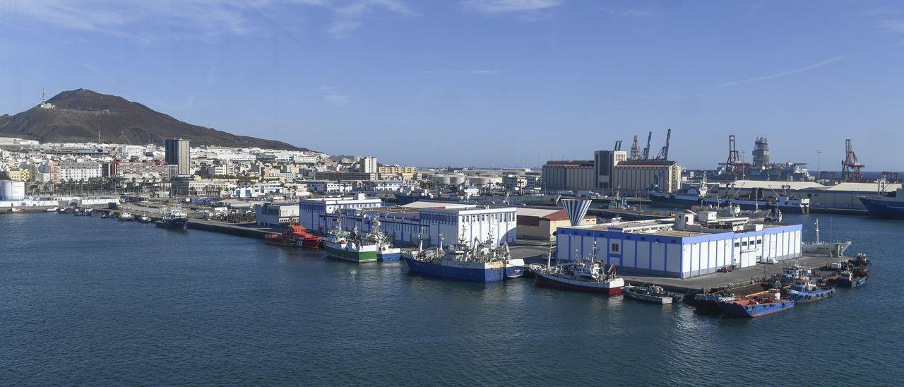 Vista de muelle pesquero en el Puerto de La Luz (Gran Canaria).