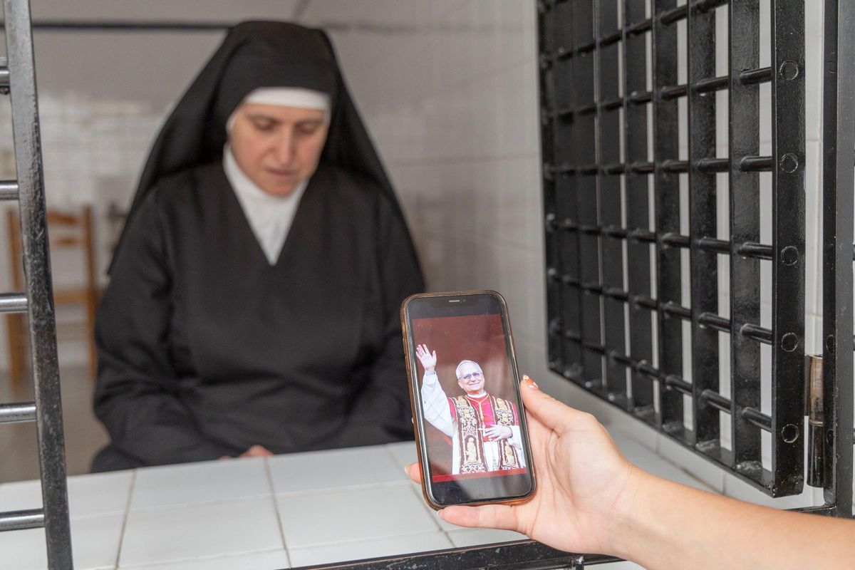 Sor Irene Estadella, vicaria de las Agustinas, muestra una imagen del nuevo papa, León XIV, en el monasterio de Santa Faz.