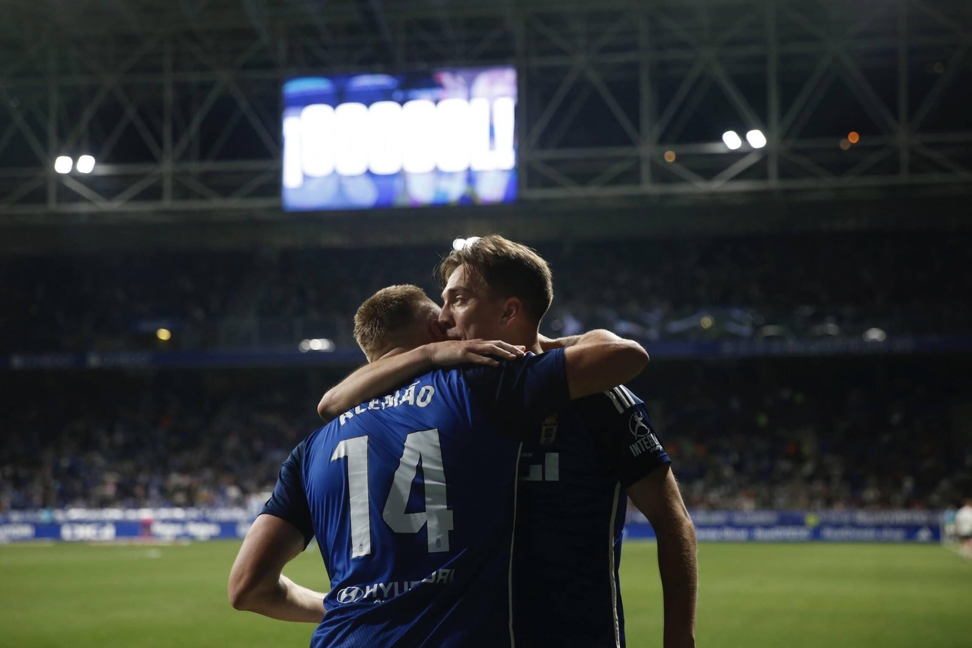 EN IMÁGENES: Partido y ambientazo del Real Oviedo-Racing de Santander disputado en el Tartiere