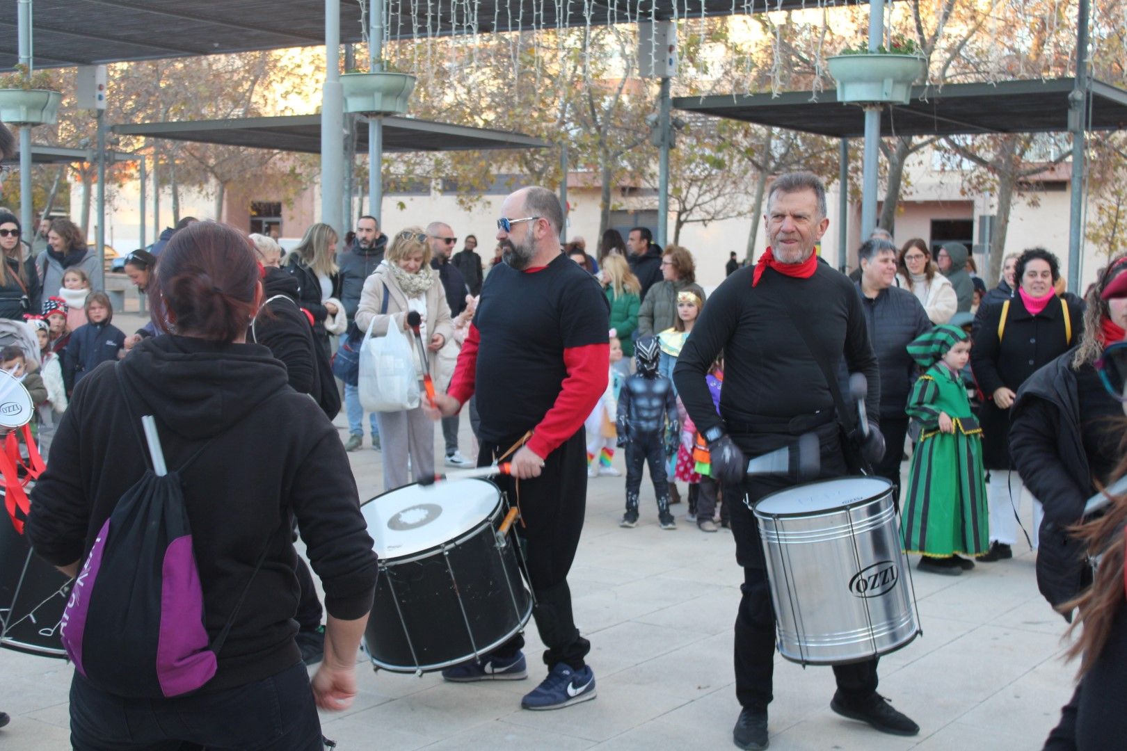 El Día de Peñas y el desfile infantil de disfraces de las fiestas de Benicàssim, en imágenes