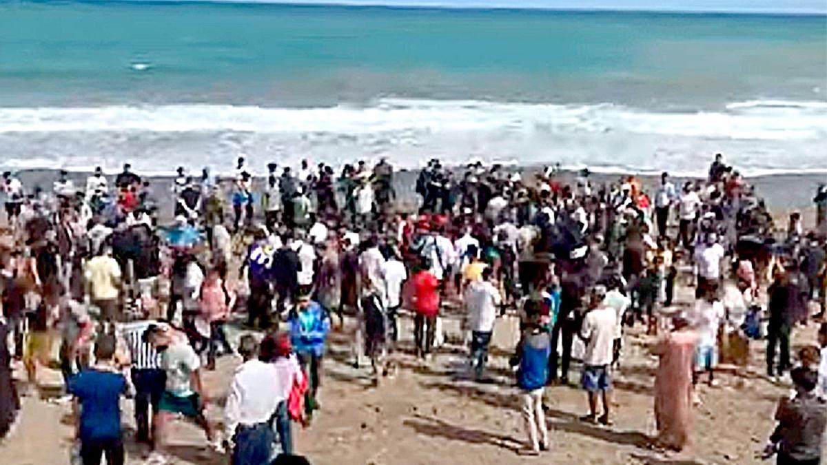 Centenares de personas junto al cadáver encontrado en una playa marroquí.