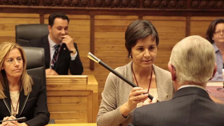 Carmen Moriyón recibe el bastón de mando durante su primera investidura como alcaldesa, en junio de 2011,  con los populares Pilar Fernández Pardo y Manuel Pecharromán detrás. | Ángel González