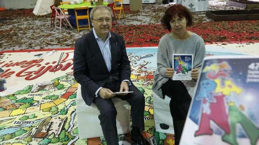 Álvaro Alonso y Loli Patón, ayer, en una parte del decorado de Mercaplana.