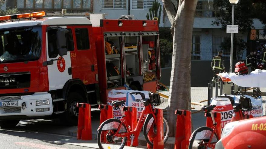 Los bomberos en la avenida Xile de Barcelona.