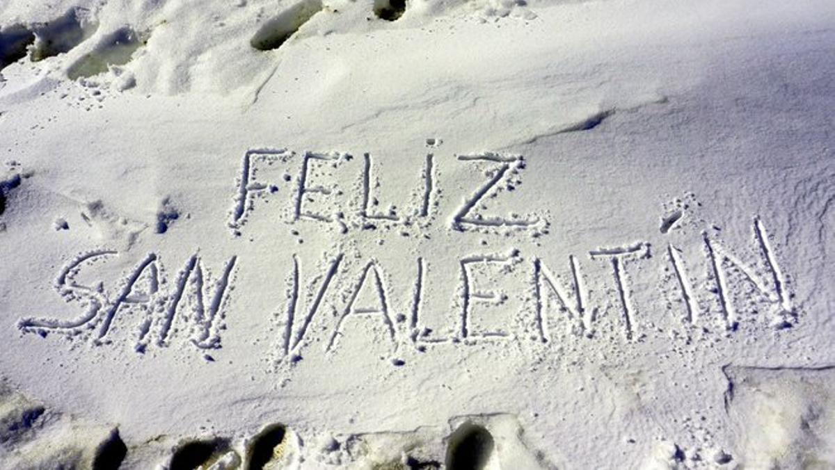 Frase de San Valentín sobre la arena.