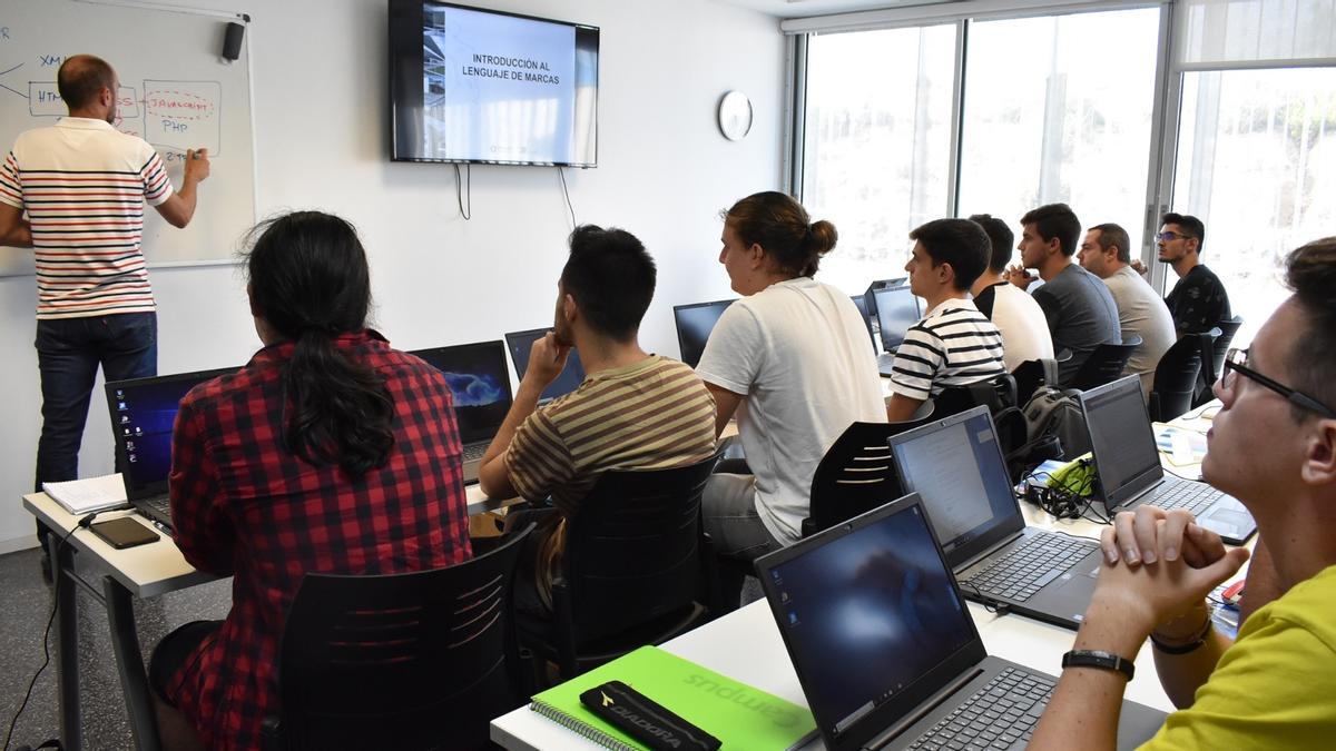 La metodología learning by doing se refuerza con aulas taller totalmente equipadas y clases magistrales impartidas por profesionales en activo