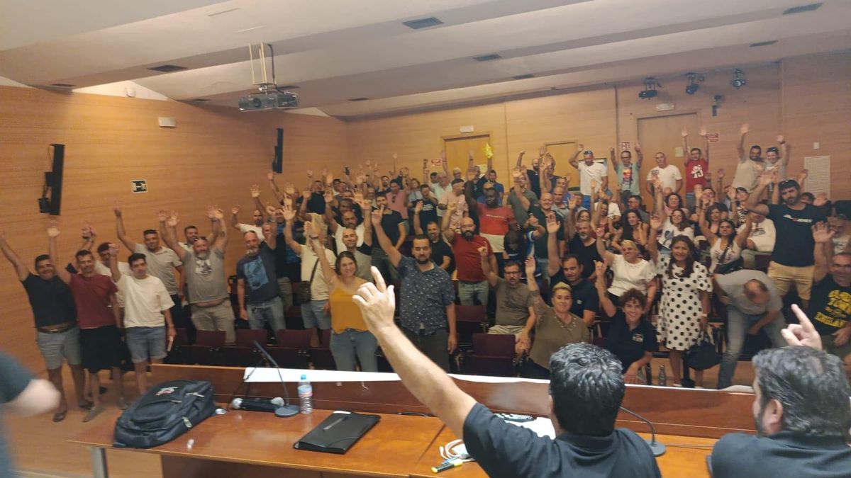 Imagen del interior de la asamblea tomada cuando, por unanimidad, las bases sindicales ratificaban el preacuerdo.