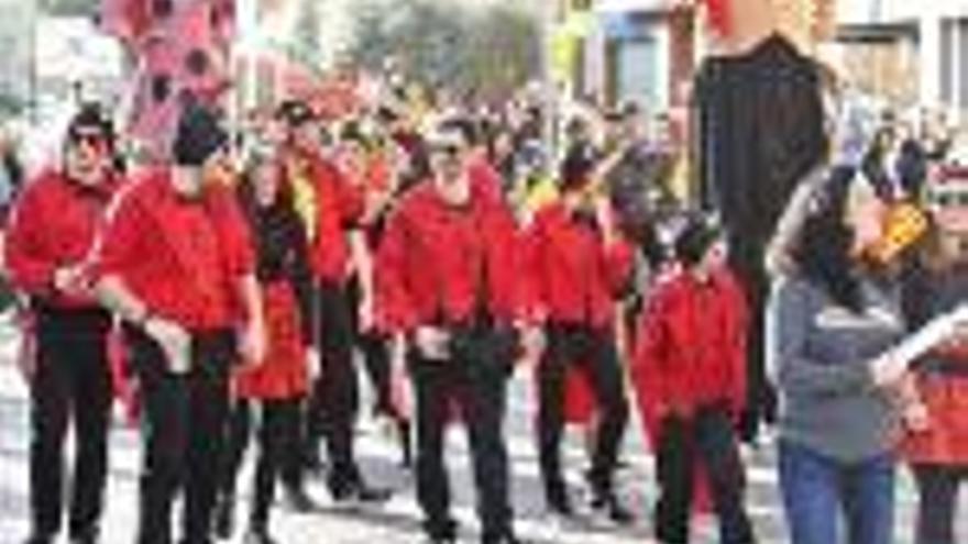 Carnestoltes multitudinari als barris de l&#039;esquerra del Ter