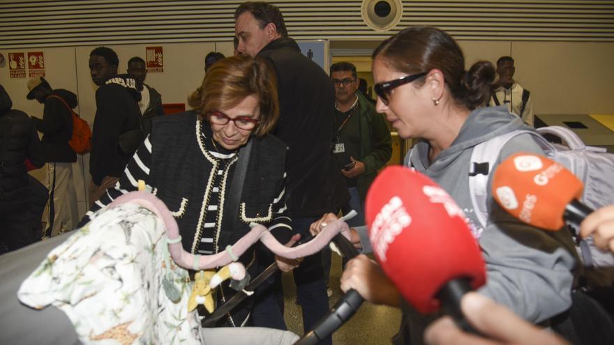 Anabel Pantoja cumple su promesa y vuelve a Sevilla con su hija Alma