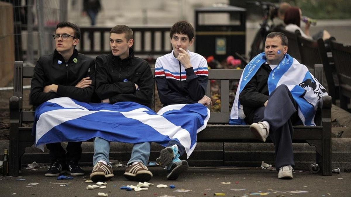 Jóvenes independentistas escoceses tras su derrota en el referéndum.