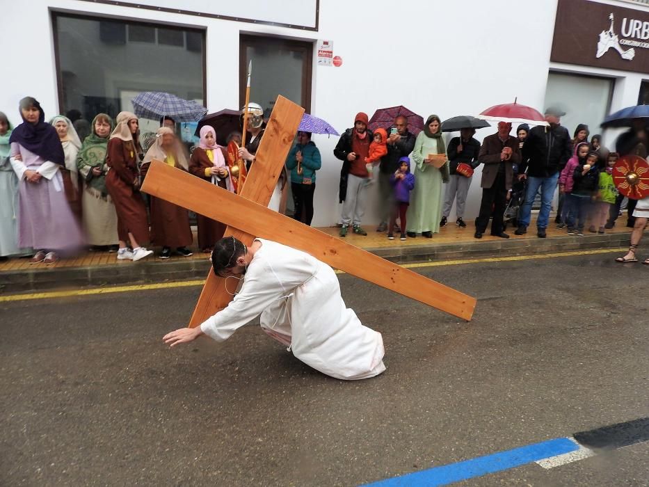 El tiempo dio una tregua para la procesión de Jesús Nazareno en Sant Ferran y ayer el vía crucis se celebró bajo una fina lluvia