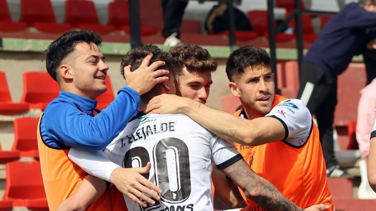 Jugadores del Mérida celebran con Elejalde el gol que acabó dándoles la victoria este pasado domingo ante el Atlético Baleares.