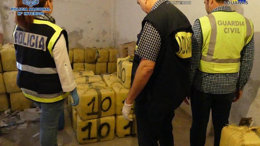 Parte de la droga decomisada por la operación conjunta de la Policía Nacional, Guardia Civil y Agencia Tributaria.
