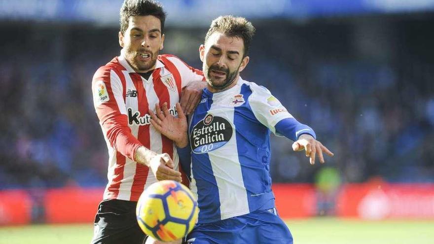 Adrián López cabecea en la acción del gol de Schär.