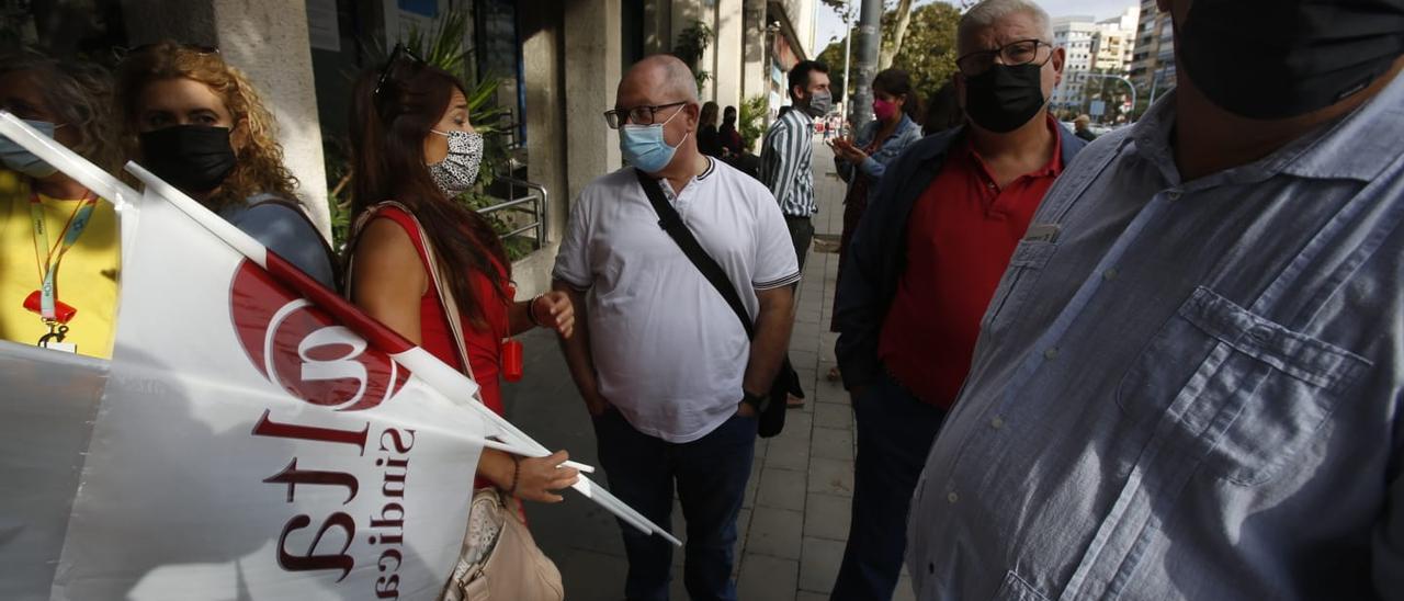 Trabajadores del Sabadell en la puerta de la sede del banco en Alicante, este lunes.