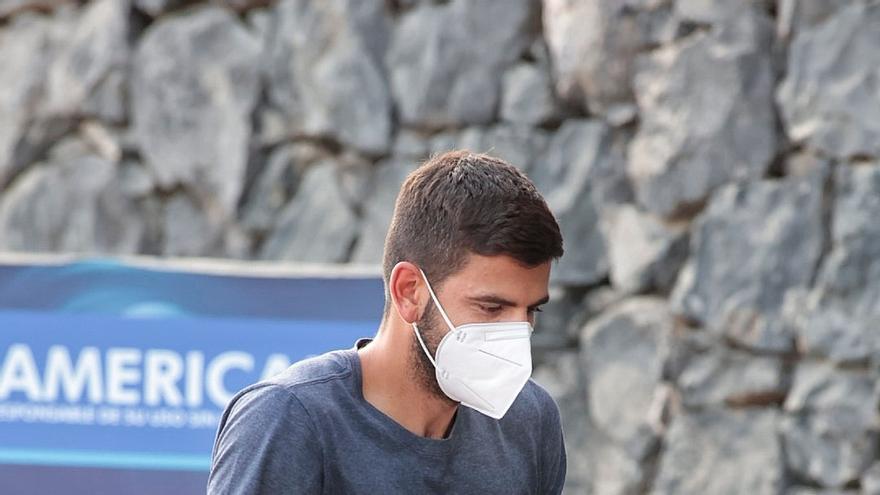 El jugador del CD Tenerife, Javi Alonso, como espectador en el partido de su equipo el pasado sábado.