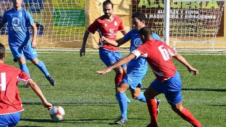 Un momento del partido de ayer entre Domaio y O Grove. // G.Núñez