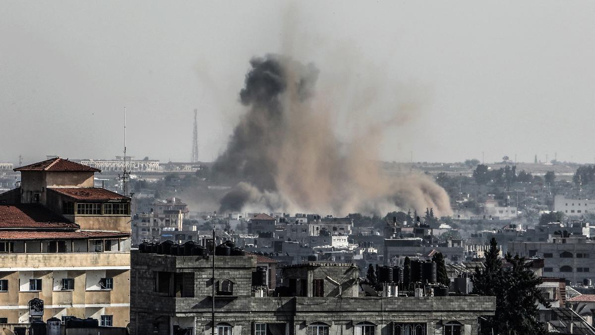 Archivo - Una columna de humo tras un bombardeo de Israel contra Rafá, en el sur de la Franja de Gaza (archivo)