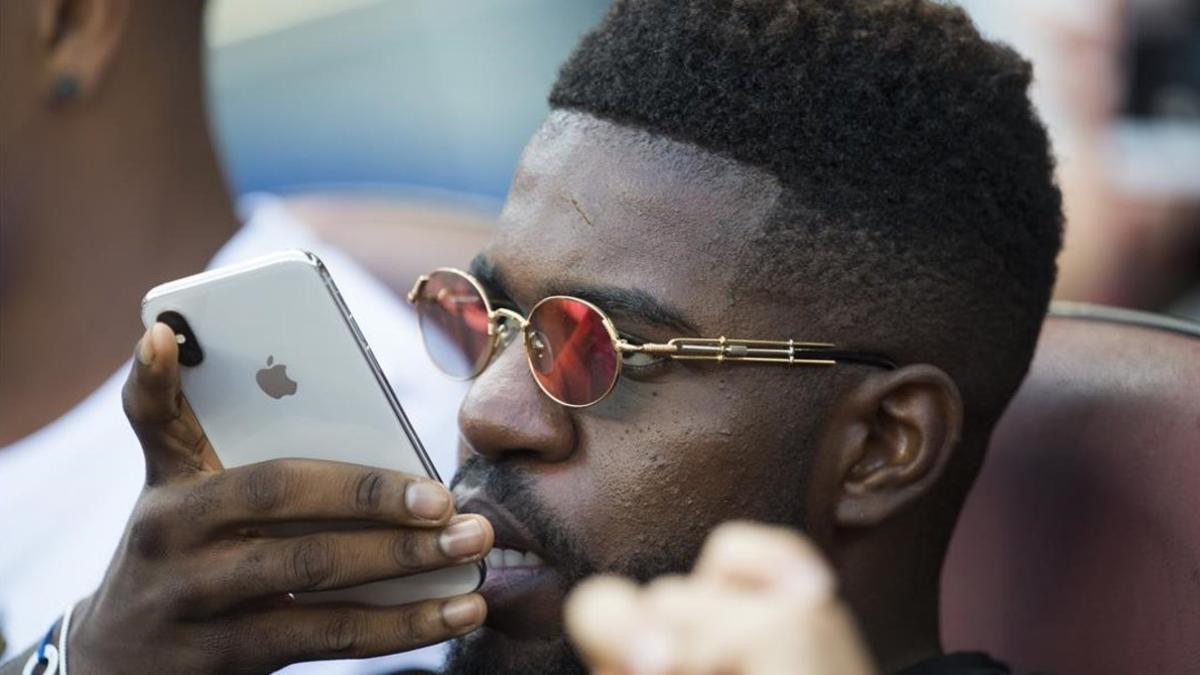 Umtiti, lesionado, asiste a un partido del Barça desde la grada del Camp Nou.