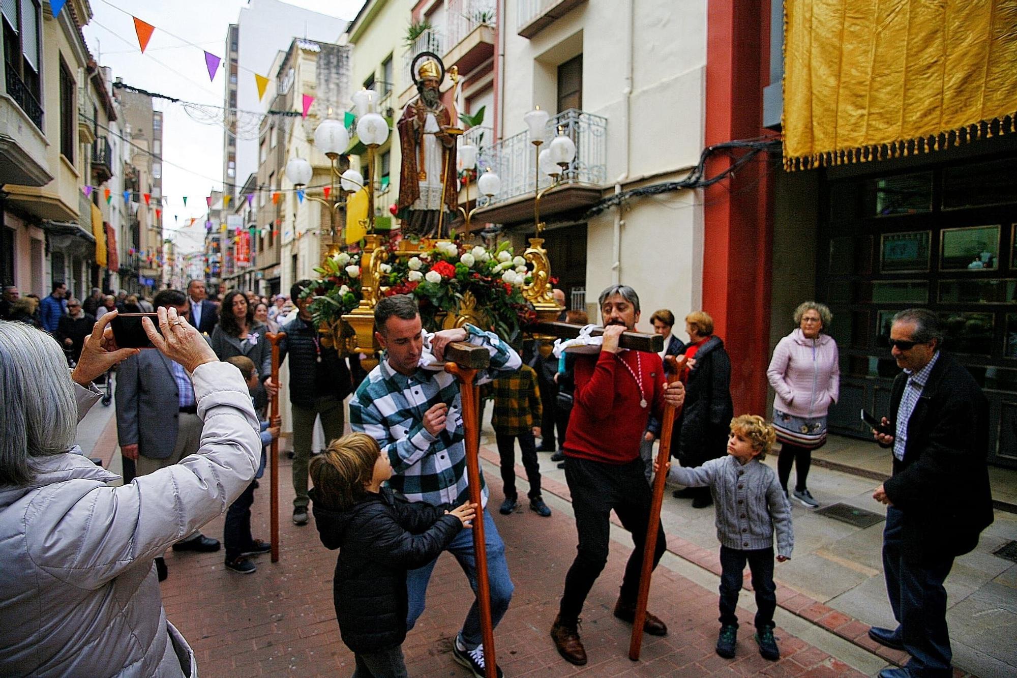 Galería: El Carrer d'Amunt se engalana para honrar a Sant Nicolau