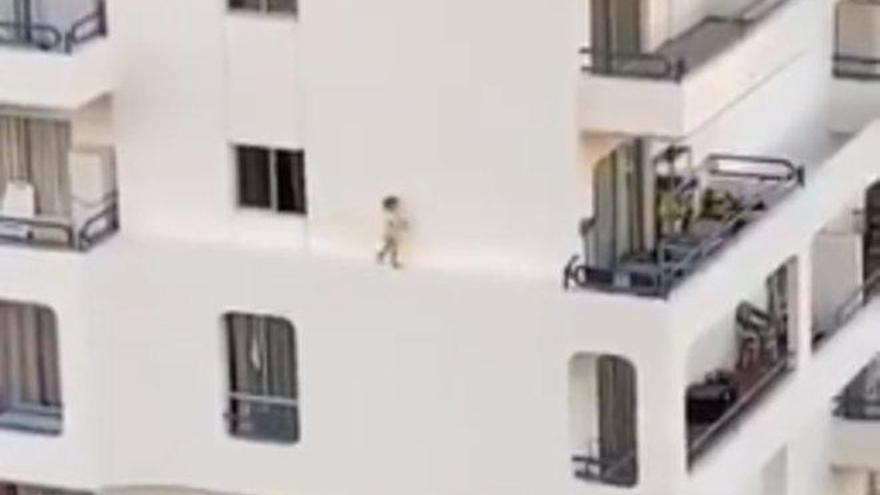 Una niña de seis años se pasea por la cornisa de un quinto piso en Tenerife