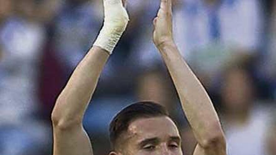 Lucas Pérez aplaude a la afición, durante un partido en el estadio de Riazor.(l)13Fotos