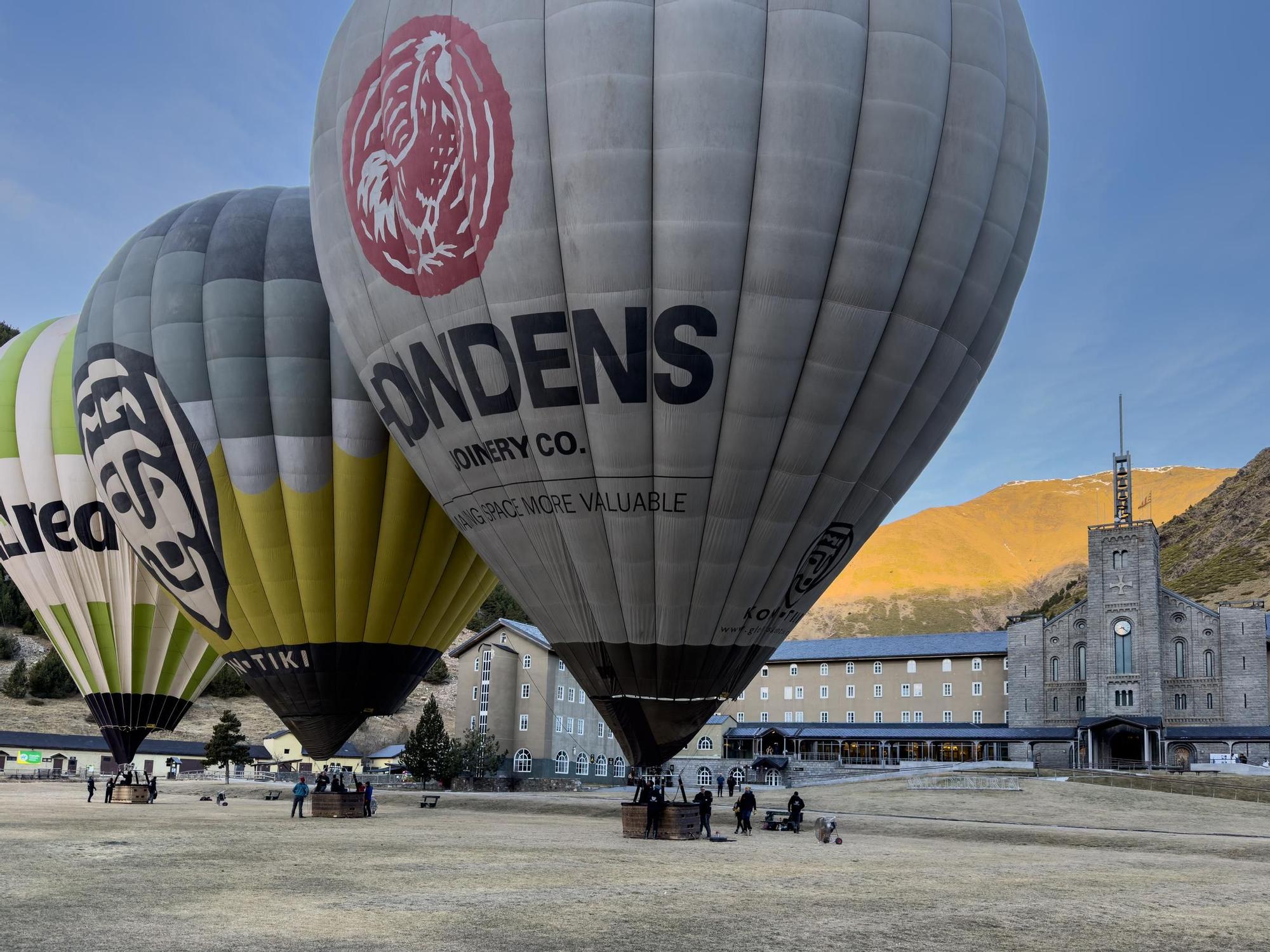 Cinc globus aerostàtics s'enlairen per primer cop de la Vall de Núria