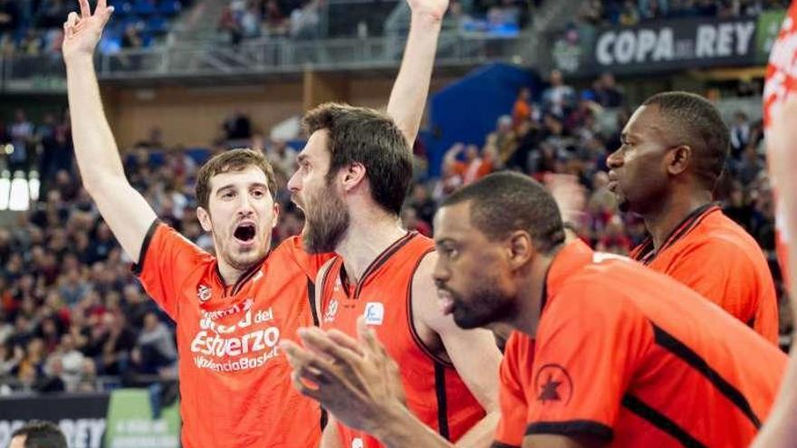 El banquillo valenciano celebra una canasta.