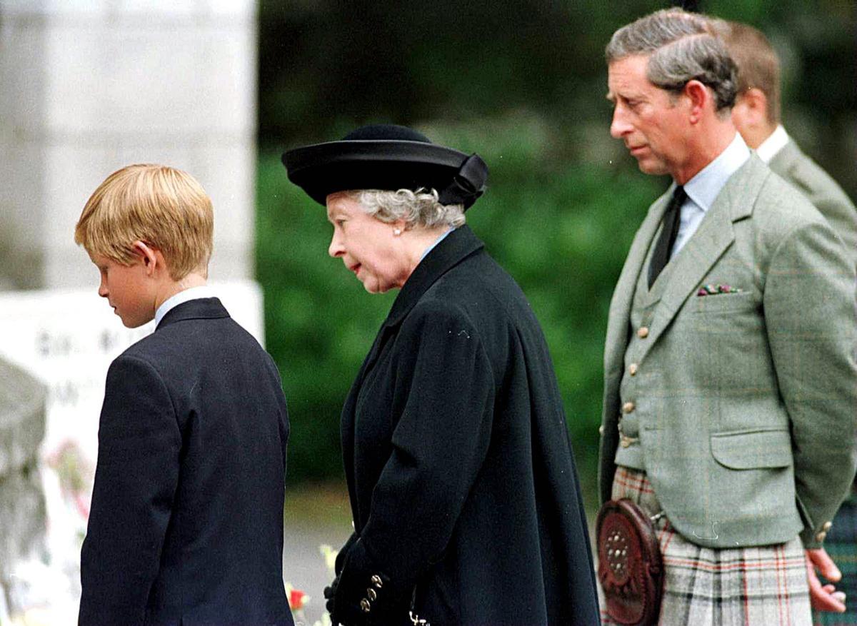 Príncipe Carlos de Inglaterra. Una imagen fechada el 4 de septiembre de 1997 muestra a la reina Isabel II de Gran Bretaña (centro) uniéndose a su nieto, el príncipe Harry (izquierda) y su hijo y heredero, el príncipe Carlos, mientras ven los tributos florales para la difunta Diana, princesa de Gales, en la finca Queen’s Balmoral después de la iglesia vespertina. servicio, en Balmoral, Escocia