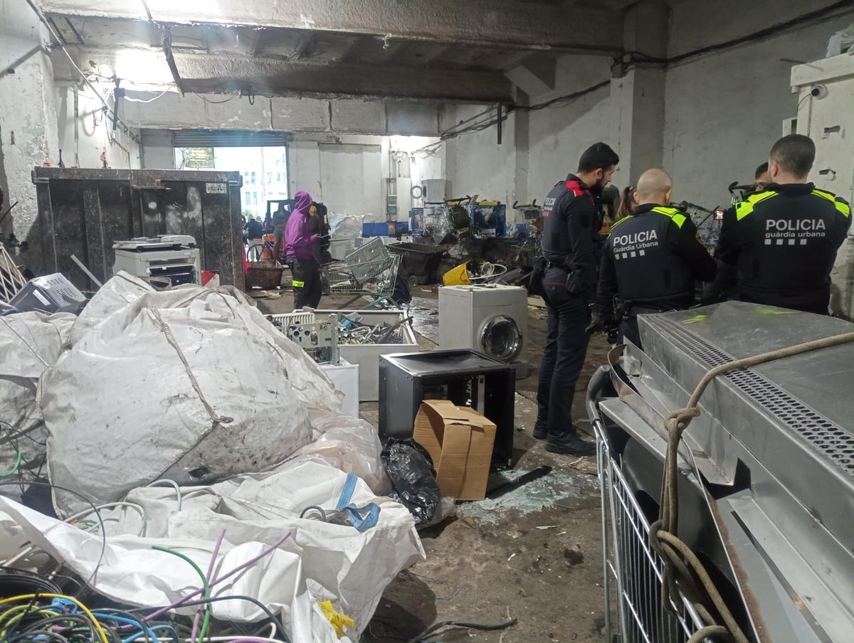 Una actuación policial en una chatarrería de Barcelona en el plan Kanpai de este viernes