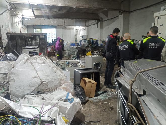 Una actuación policial en una chatarrería de Barcelona en el plan Kanpai de este viernes