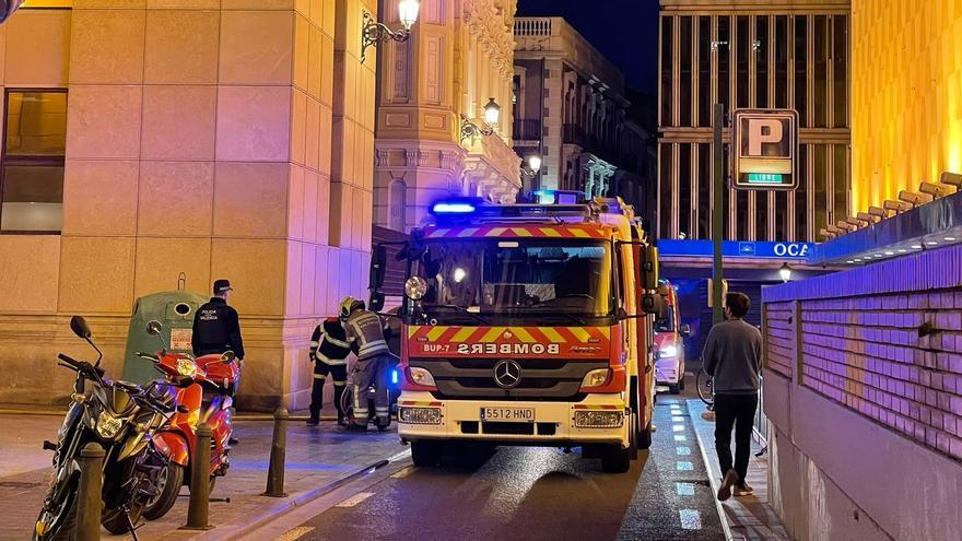 Los bomberos sofocan un incendio en un bajo en València