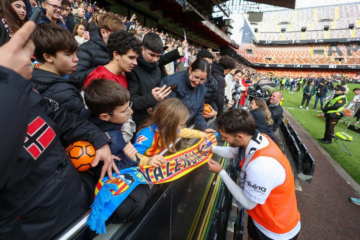 Búscate en las gradas de Mestalla durante el entrenamiento del Valencia CF