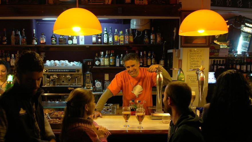 Ab Samstagnacht dürfen Wirte, wie hier in der Bar Molta Barra in Palma, ihre Kunden wieder am Tresen bedienen.