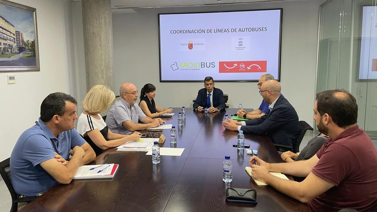 El consejero Díez de Revenga y el edil de Movilidad, José Francisco Muñoz, en la reunión de coordinación.