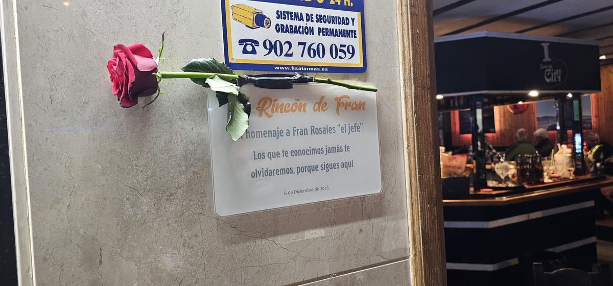 Placa en recuerdo de la víctima