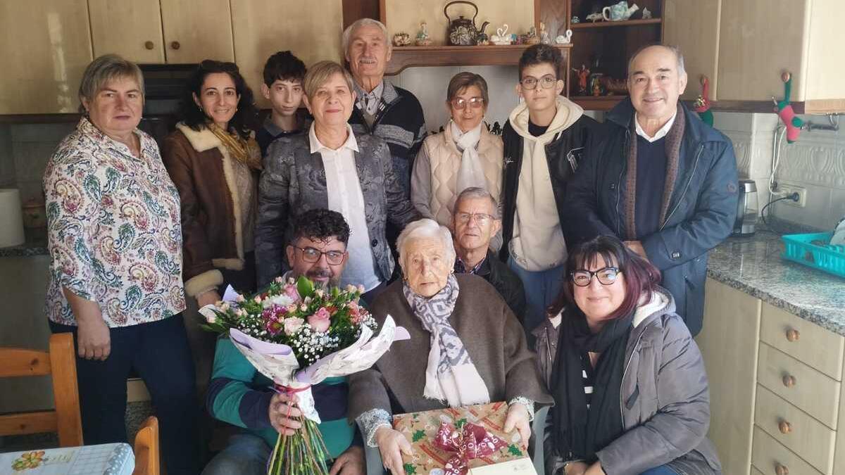 Serafina Barbazán sostiene la caja con el lazo en la primera fila rodeada de familiares y autoridades
