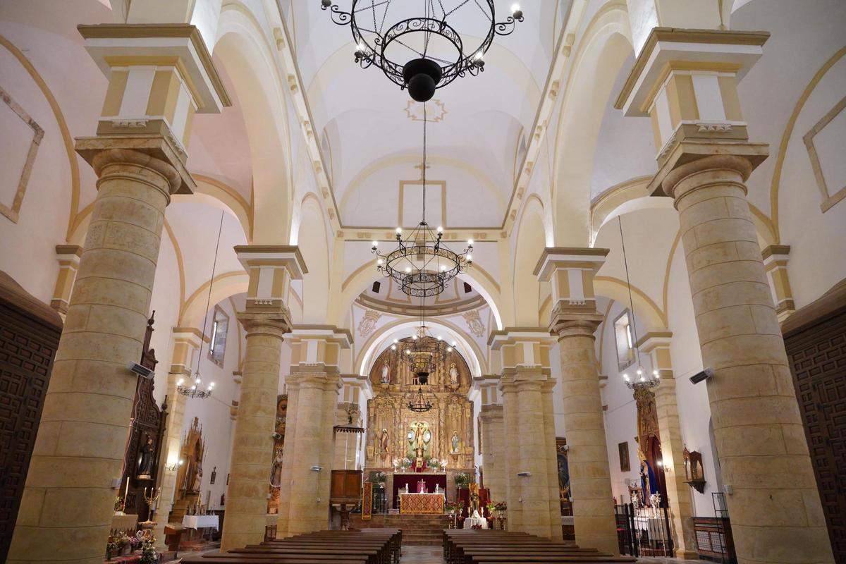 Se compone de tres amplias naves separadas por columnas toscanas.  La nave central se cubre con bóveda de medio cañón, con arcos fajones y las naves laterales están cubiertas con bóvedas de arista. Su crucero cuenta con una cúpula de media naranja, con brazos vaídos
